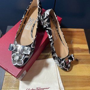 Salvatore Ferragamo Black and White Patent Vara Bow Pumps 3cm (NEW! Size: 8.5 B)